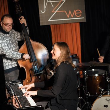 Julia Siedl am Klavier und ein Kollege am Kontrabass