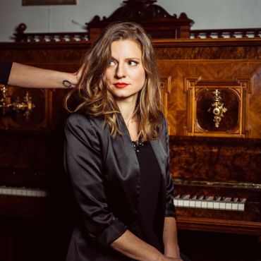 Julia Siedl vorm Klavier, Portrait-Shot