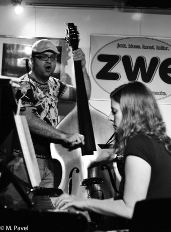 Julia Siedl und ein Kollege am Kontrabass