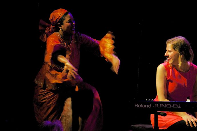 Tanzende Frau mit Julia Siedl am Piano