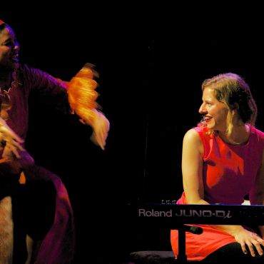 Tanzende Frau mit Julia Siedl am Piano